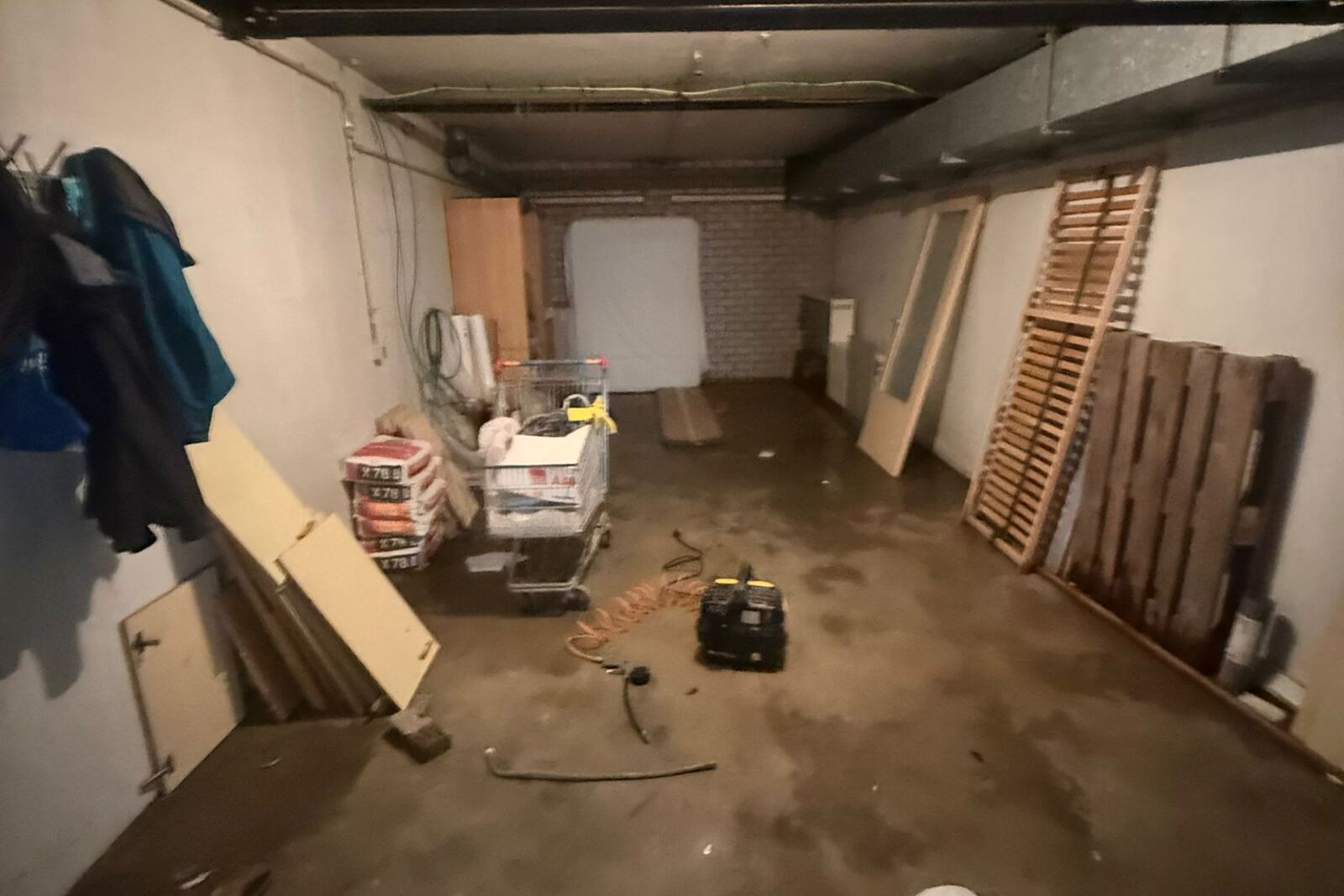 Lege, geveegde garage na de opkuis