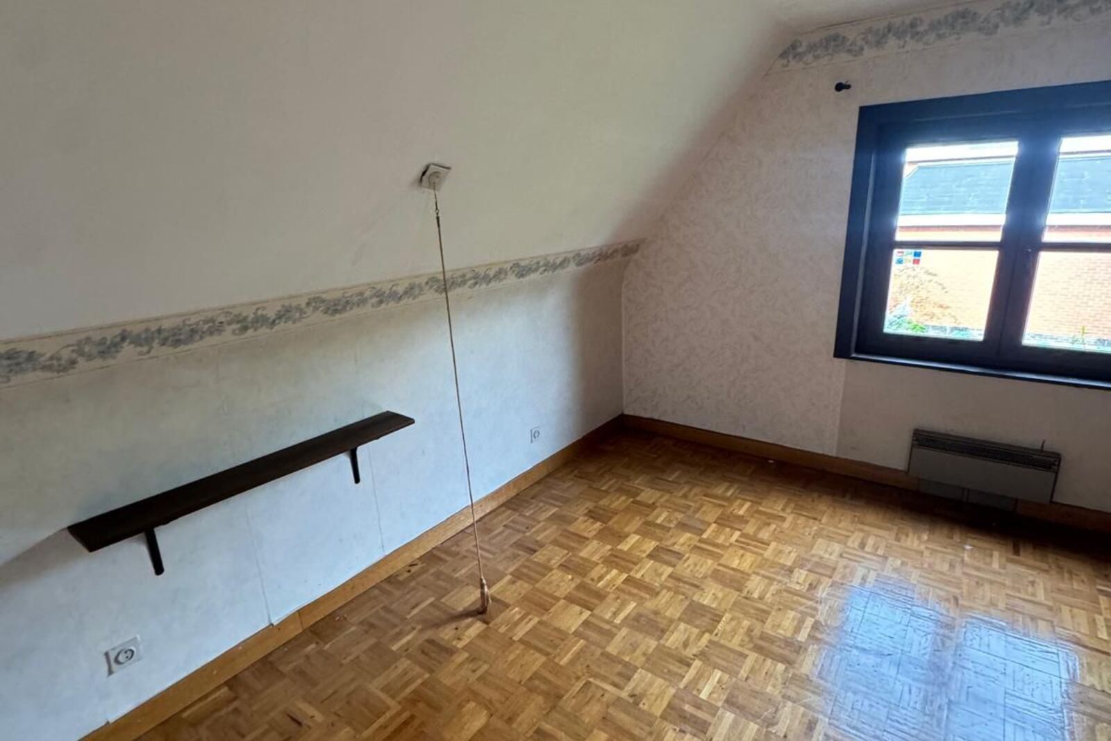 Lege zolderkamer na het leeghalen